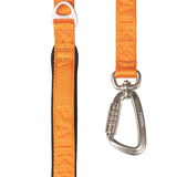 Inzoomad bild på haken på kopplet Visibility Leash i färgen orange storlek 20 mm x 180 cm från Paikka hos dogmania.se