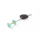Nyckelring apportbock miniatyr i färgen turkos på en bilnyckel