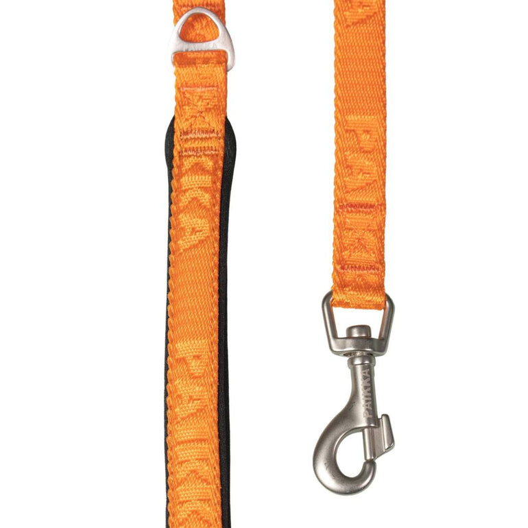 Inzoomad bild på haken på kopplet Visibility Leash i färgen orange storlek 15 mm x 180 cm från Paikka hos dogmania.se